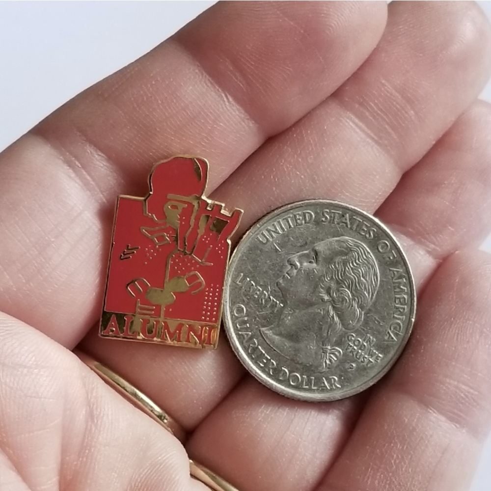 Alumni pin bagpiper red enamel Gold tone brooch Scotland Scottish - Picture 5 of 9